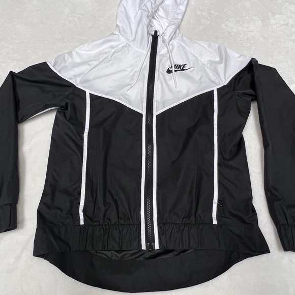 NIKE ナイロンジャケット　ブラック　ホワイト　Vネック　太アーム　XXL 新品 未使用 NIKE ナイキ ナイロンジャケット ブラック ホワイト